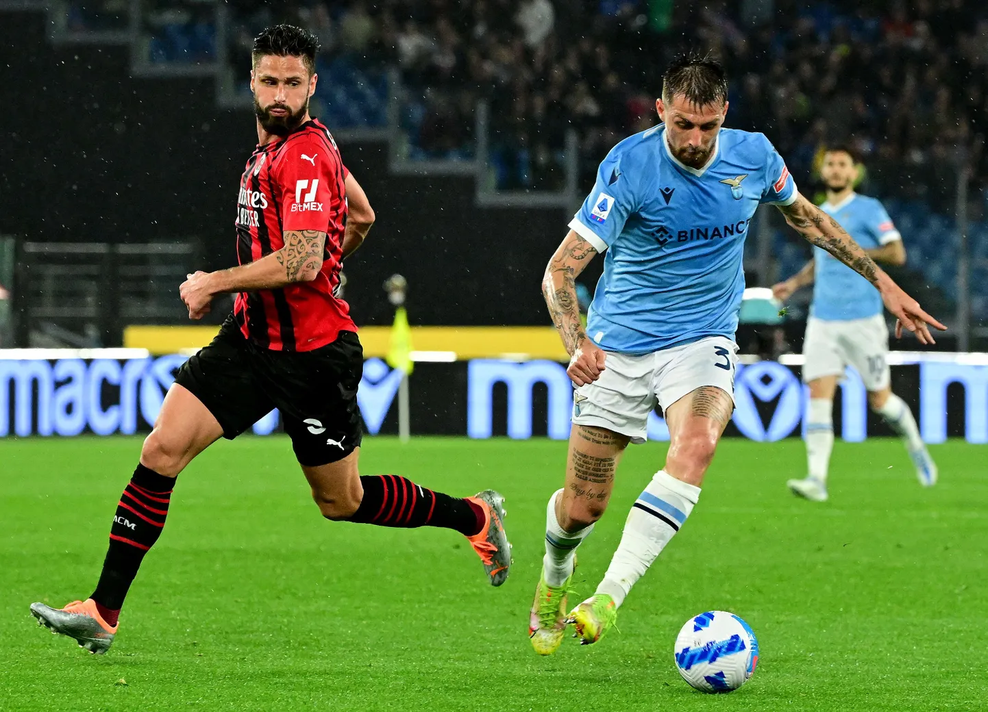 Lazio kaitsja Francesco Acerbi (paremal) ja AC Milani ründaja Olivier Giroud.