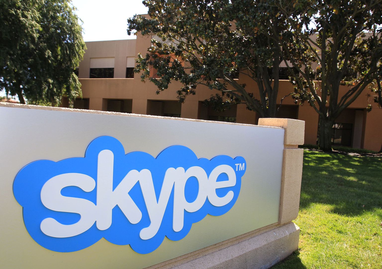 Логотип Skype перед конторой в Калифорнии.