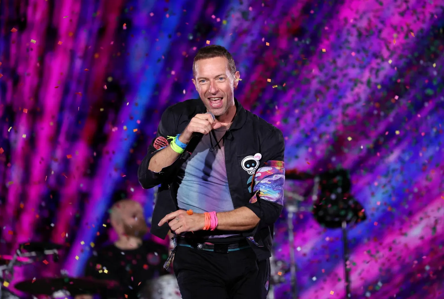 Coldplay andis välja kümnenda stuudioalbumi «Moon Music», bändi liider Chris Martin on sõiduvees.
