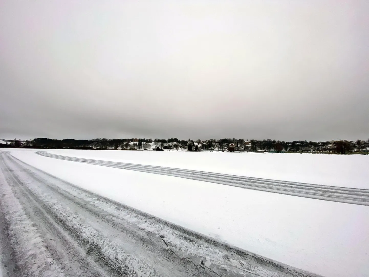 Viljandi järvel lükati esmaspäeva hommikul lahti viie kilomeetri pikkune uisurada.