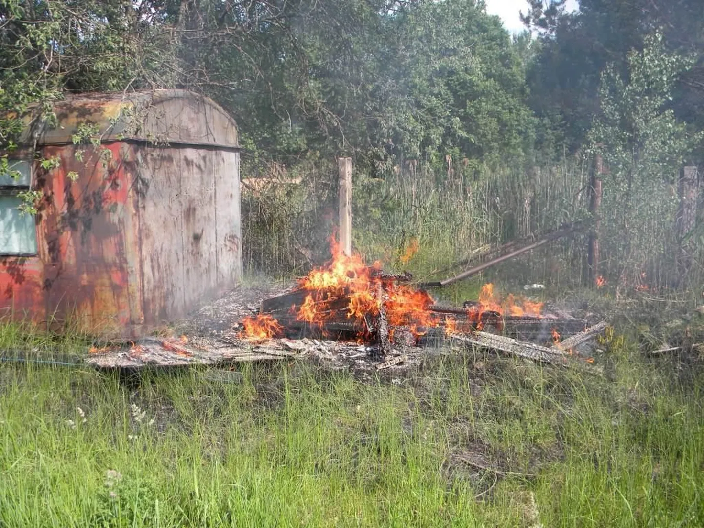 Päästjad kustutasid lauahunniku.