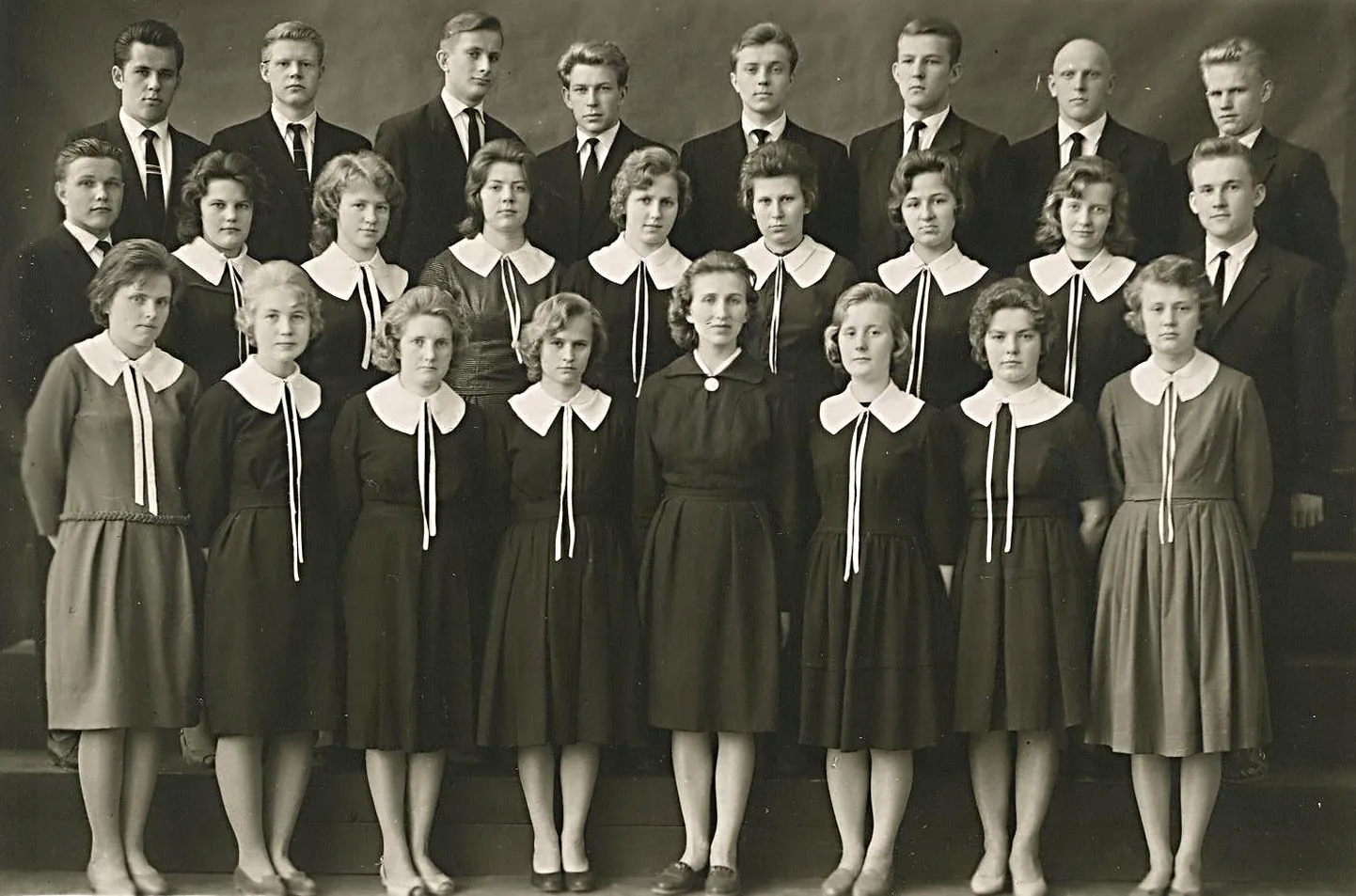 Paide gümnaasiumi 39. lend 1963. aasta kevadel. Ontliku valge kraega kleidis neiu teises reas (vasakult teine) on Tooni, viks lipsustatud noormees kolmandas reas (vasakult kolmas) on tema silmarõõm Enn.