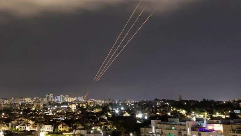 ПВО Израиля отражает иранский удар.