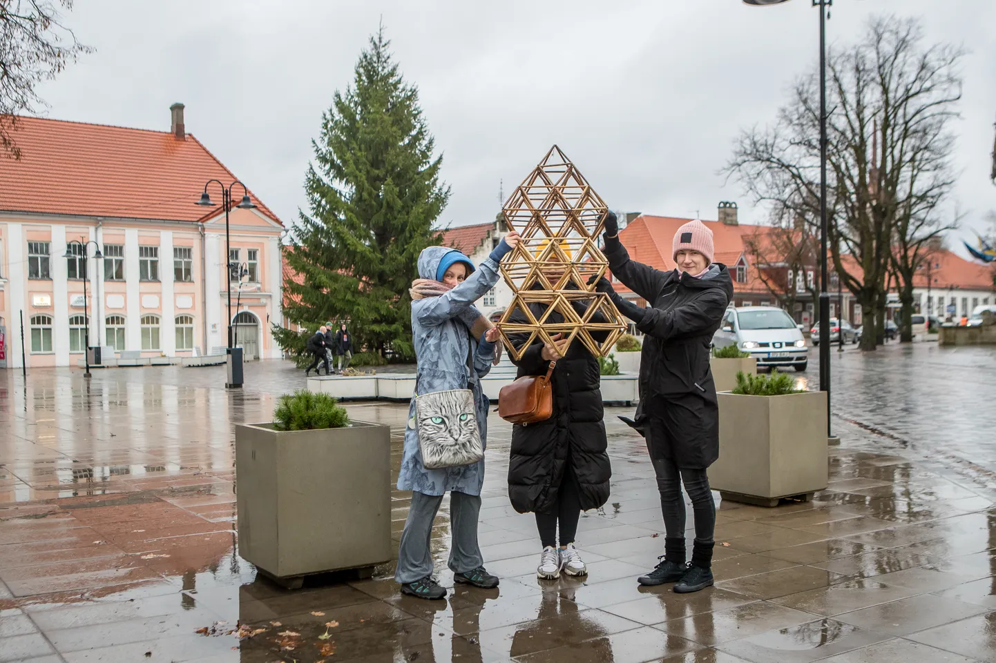 MIKS MITTE KROON? Merit Karise (vasakul) ja Ene Ilver (paremal) võtsid kohtumisele kaasa meeldetuletuse, milline rookroon välja näeb. Mööda kõndinud Kristi Kirss haaras kohe ideest kinni.