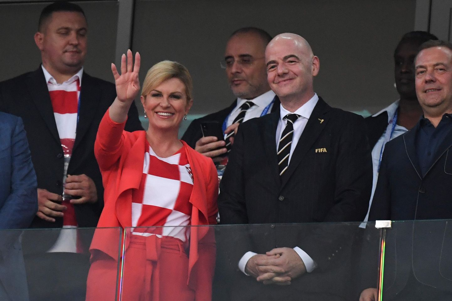 Horvaatia president Kolinda Grabar-Kitarovic, FIFA president Gianni Infantino ja Venemaa peaminister Dmitri Medvedev jalgpalli MM-i veerandfinaalkohtumisel Sotšis.