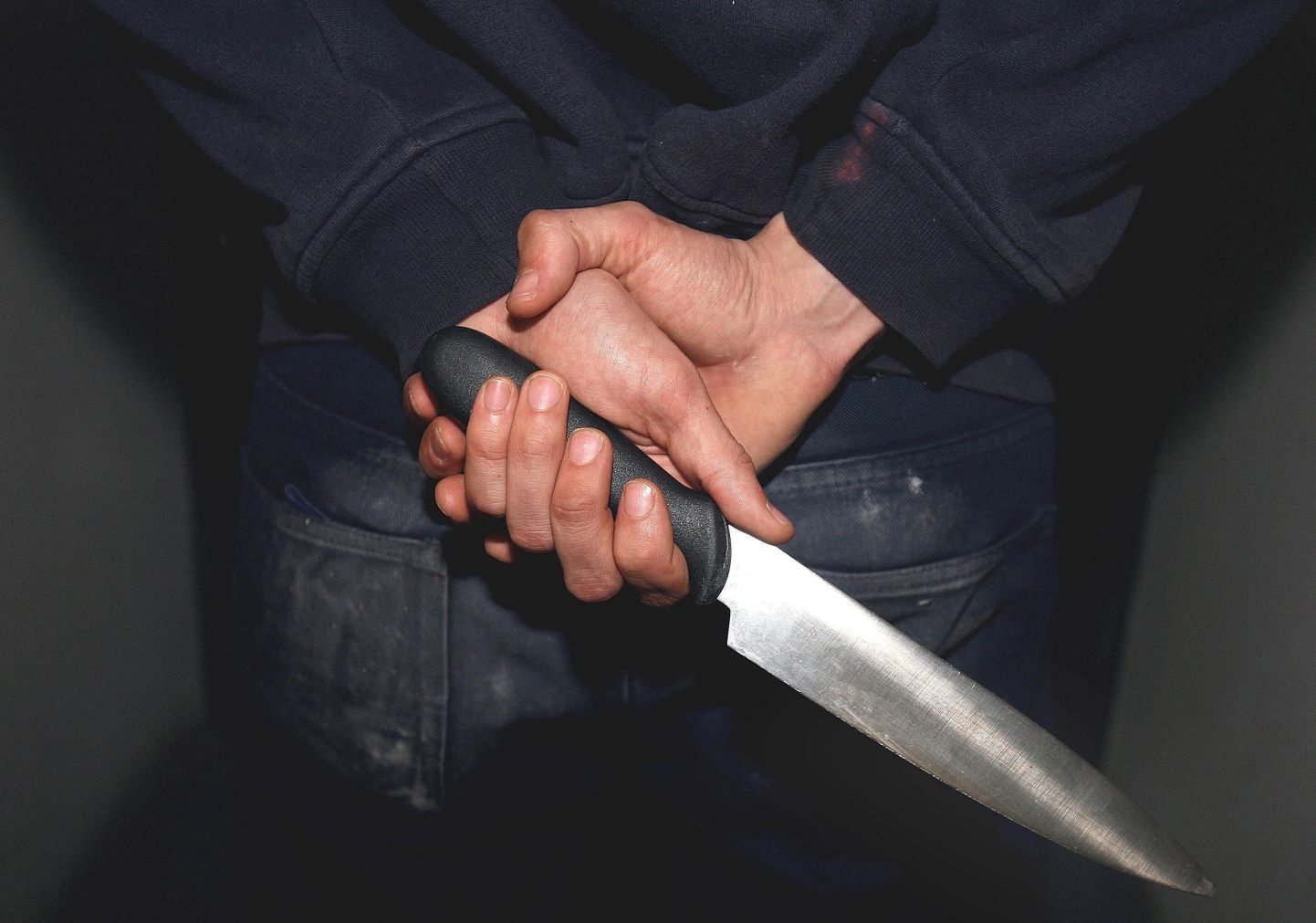 Подозреваемый вернулся на место преступления и напал на полицейских с кухонным ножом. Фото иллюстративное.