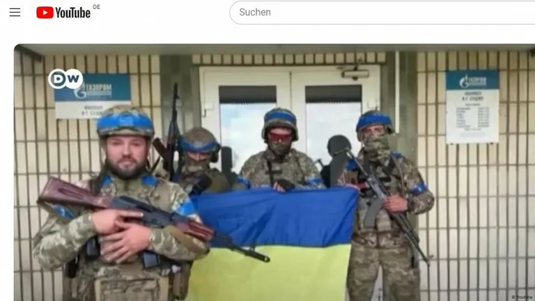 Украинские солдаты перед офисом "Газпрома" в российском городе Суджа