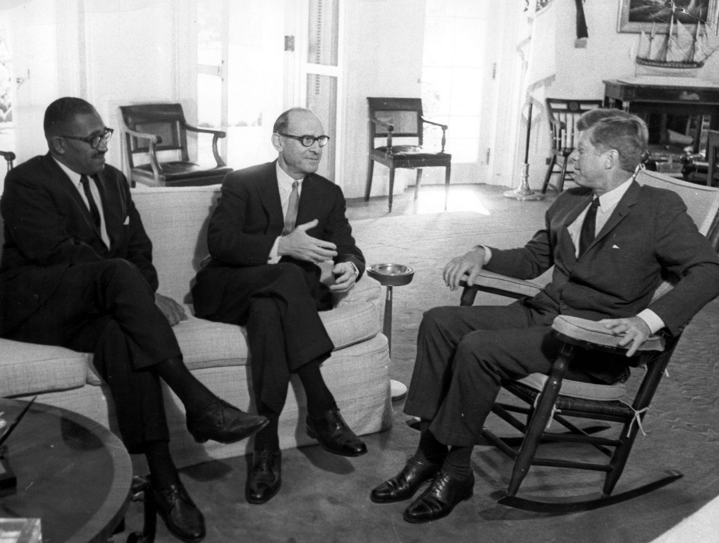 Arstid soovitasid John F. Kennedyl seljavalude leevendamiseks spetsiaalses kiiktoolis istuda.