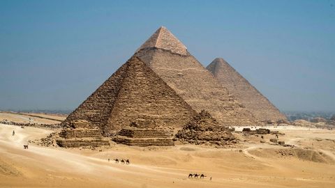 TEADLASED ON HÄMMINGUS ⟩ Egiptuse Giza püramiidide lähedalt leiti salapärane L-kujuline struktuur