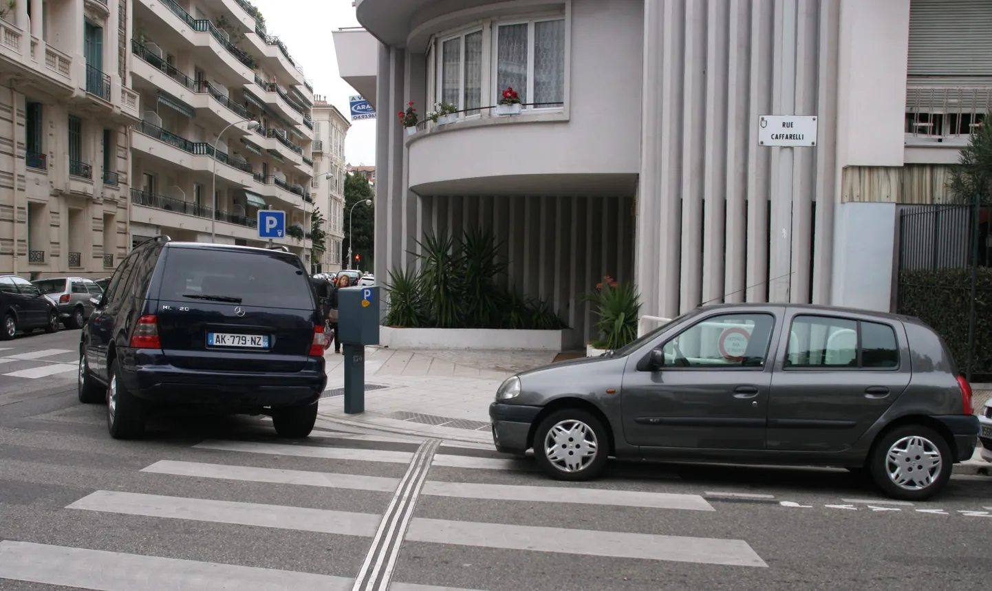 Prantsusmaal ei sõida parkimisjõmmid Hummeritega. Kalle Kriidi kortermaja ees avanes selline vaatepilt.