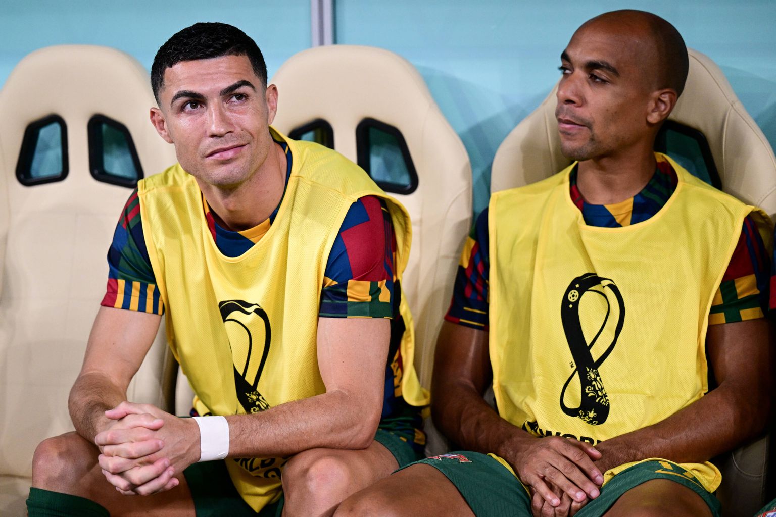 Cristiano Ronaldo (vasakul) istus Katari jalgpallihuviliste kurvastuseks enamiku mänguajast vahetusmeeste pingil.