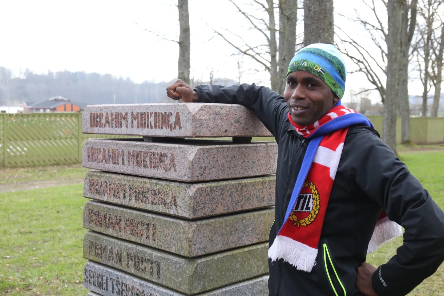 Ibrahim Wachira Mukunga auks paigaldati võitja kivi.