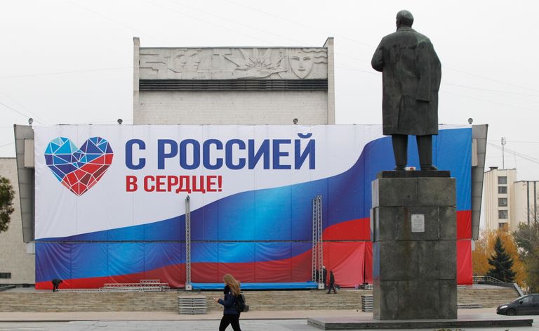Valimisreklaam Luganski linnas Vene revolutsionäär Vladimir Iljitš Lenini monumendi juures.