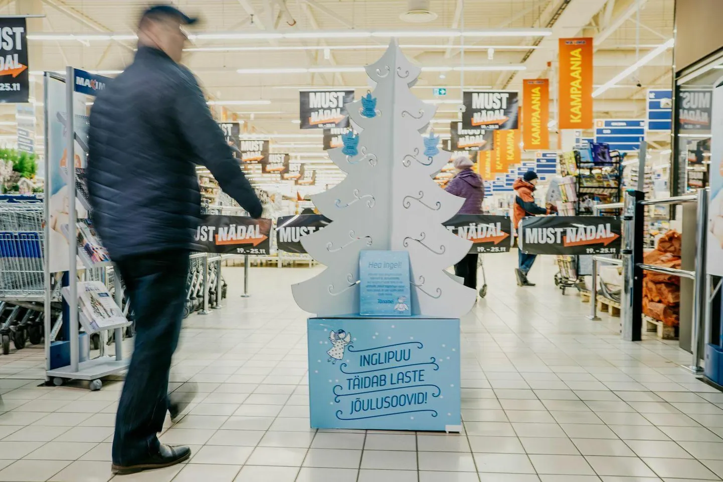 Vähekindlustatud pere laste soovide täitmiseks on 48s Maxima kaupluses inglipuu.