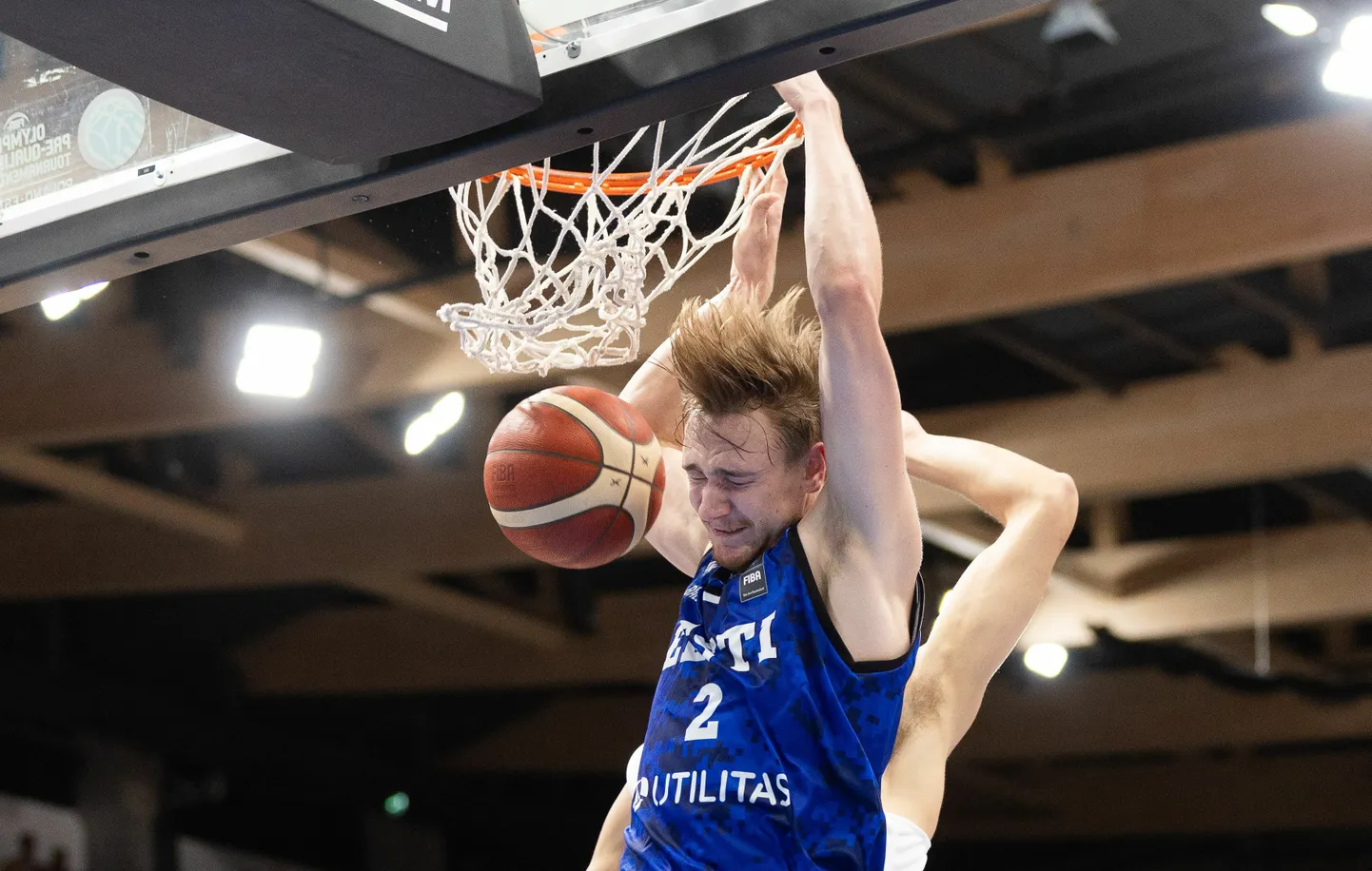 Sander Raieste surub mängus Iisraeliga palli võimsalt korvi.
