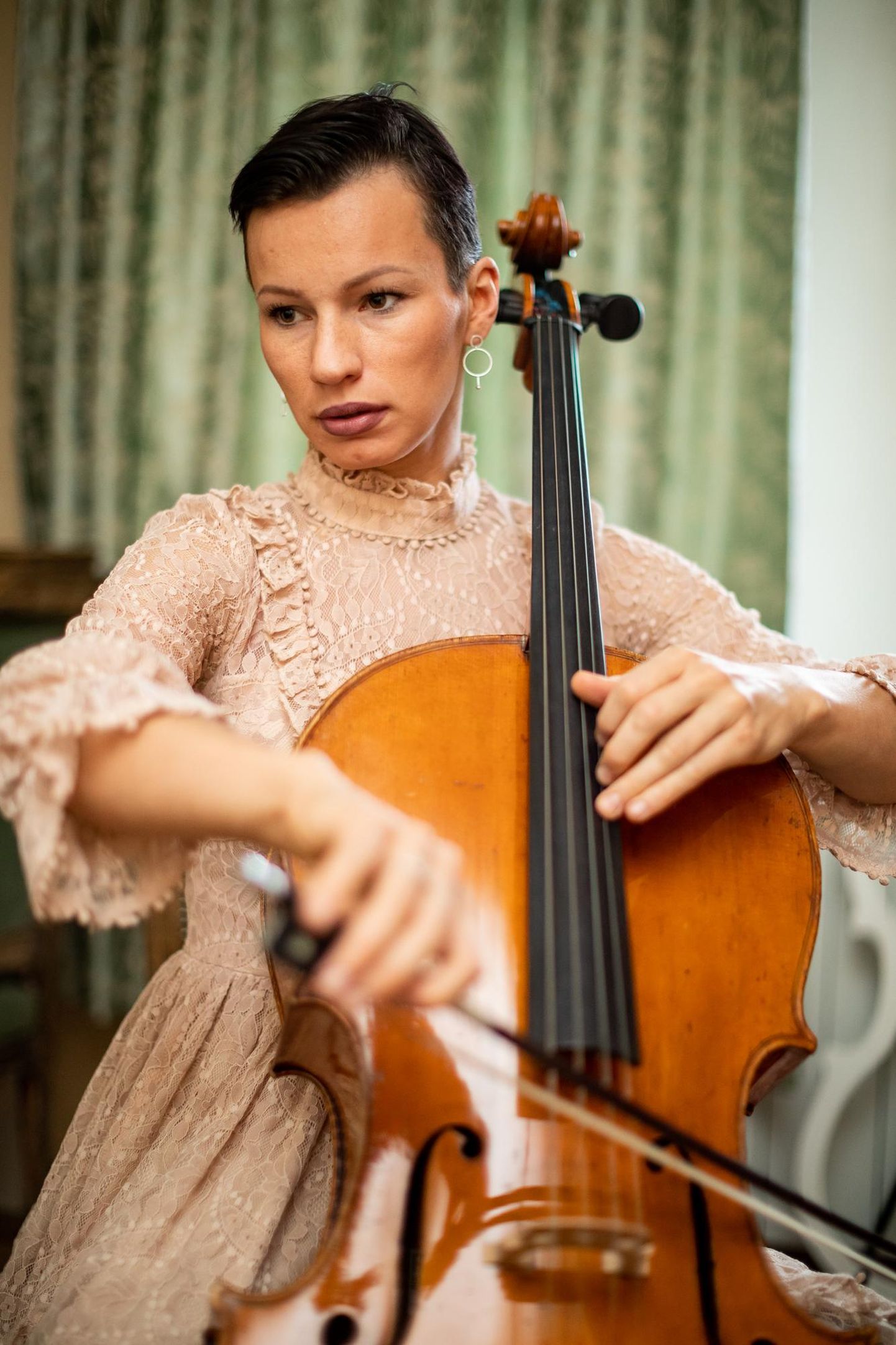 Silvia Ilves oma kodu muusikatoas tšellot harjutamas.