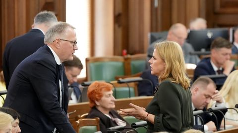 Jaunākie partiju reitingi atklāj būtiskas izmaiņas politisko spēku popularitātē