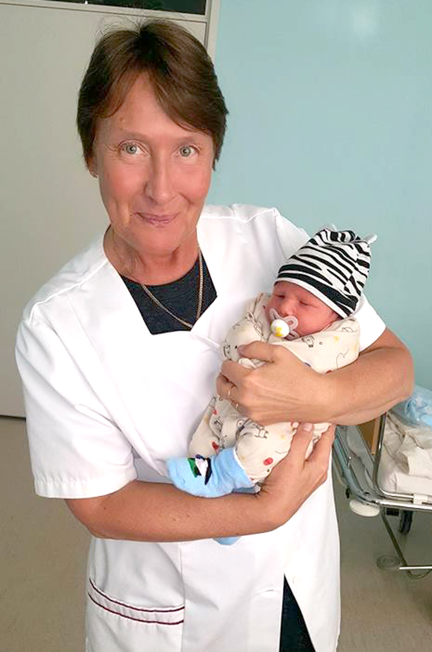 Ena Volmer vanemate siira tänuga saadetud pildil hiljuti sündinud beebiga, kes ei oleks täna elus, kui Valga sünnitusosakond oleks olnud kinni.