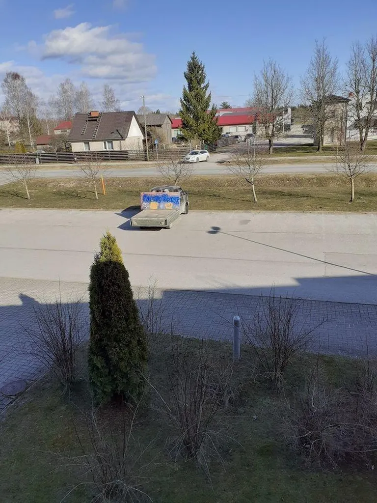 Kui uksest sisse ei lubata, saab ka niimoodi hooldekodus karantiinis emale ja vanaemale sünnipäevaks õnne soovida.