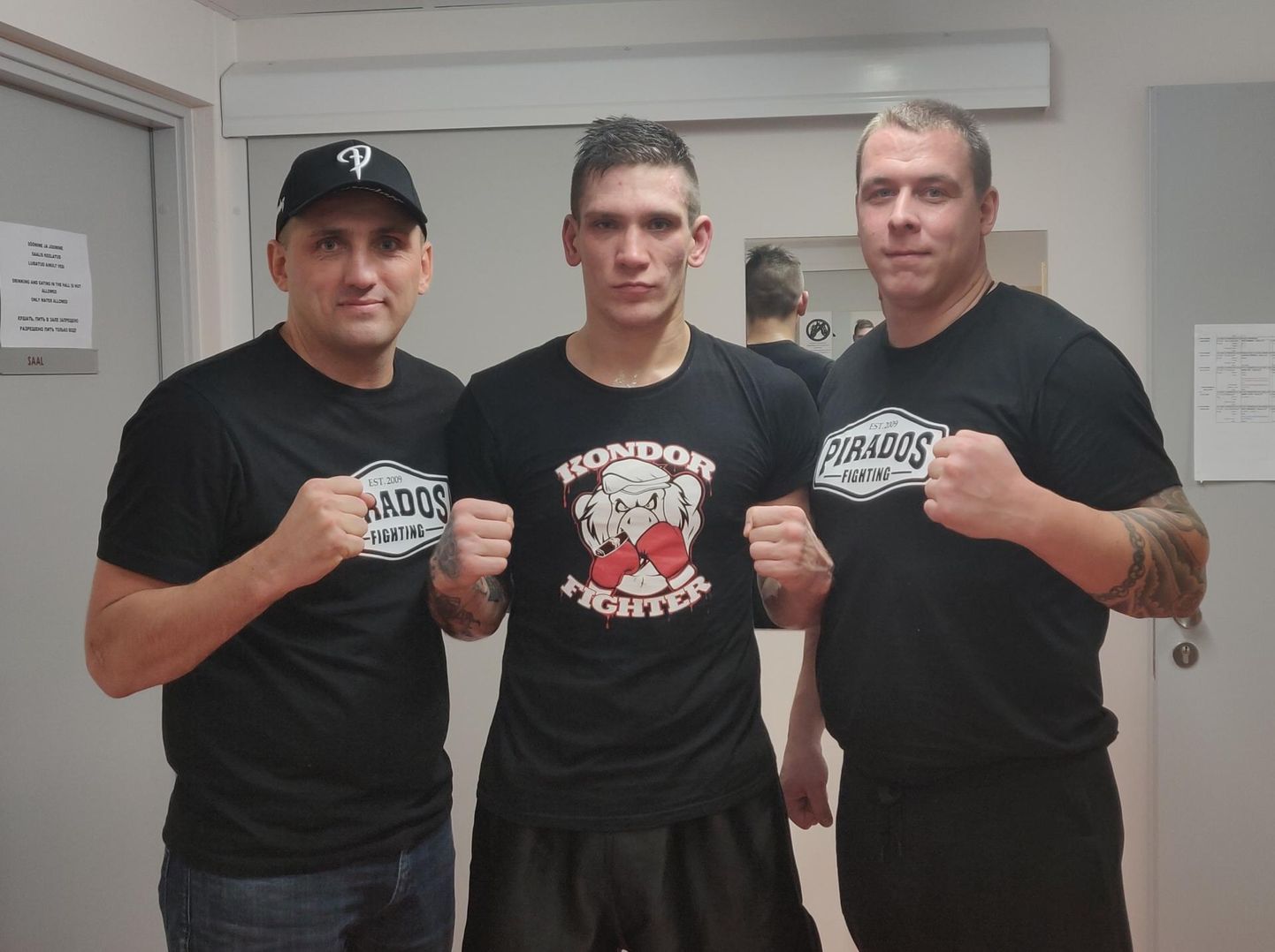 Viljandis tegutseva Kondor Fight Clubi treener Ringo Tipp (keskel) teenis eelmisel nädalal Tallinnas esimese profipoksi matšivõidu. Fotol on ta üheskoos mänedžer Arto Vaha (vasakul) ja treener Janno Uutmaaga.