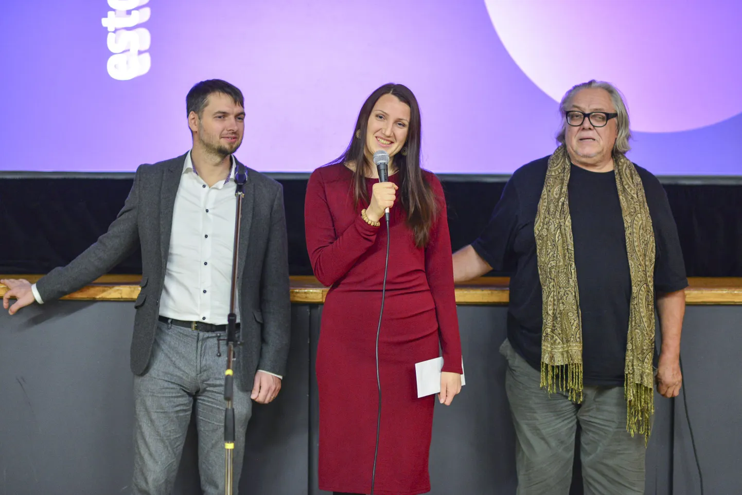 EstDocs 2017: žürii liikmed Ülo Pikkov ja Alan C. Peterson, keskel võidufilmi «Nõukogude hipid» produtsent Liis Lepik
