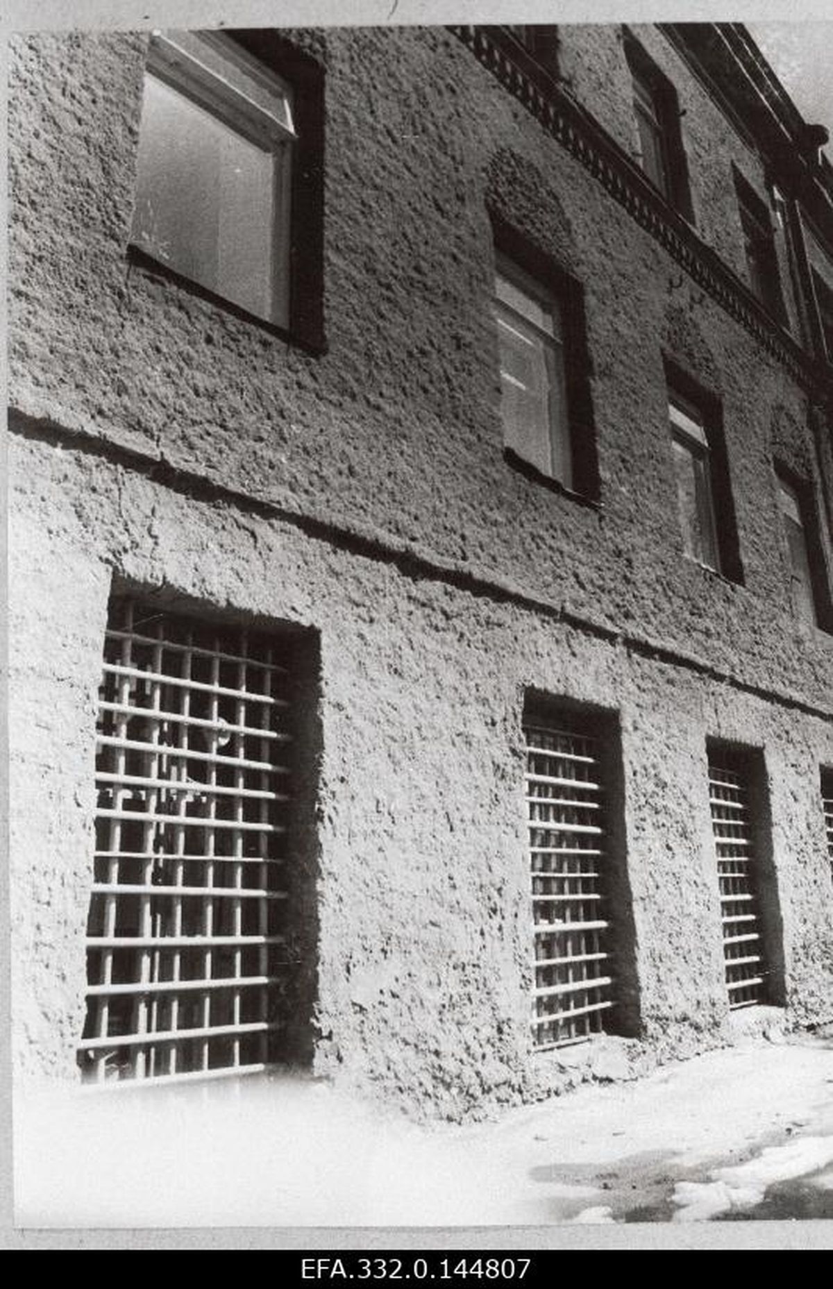 Rakvere õmblusvabriku Virulane välisvaade aastal 1988. Kuni 1945. aastani asus seal vangimaja, millest Elmar Sarv korduvalt jalga lasi.