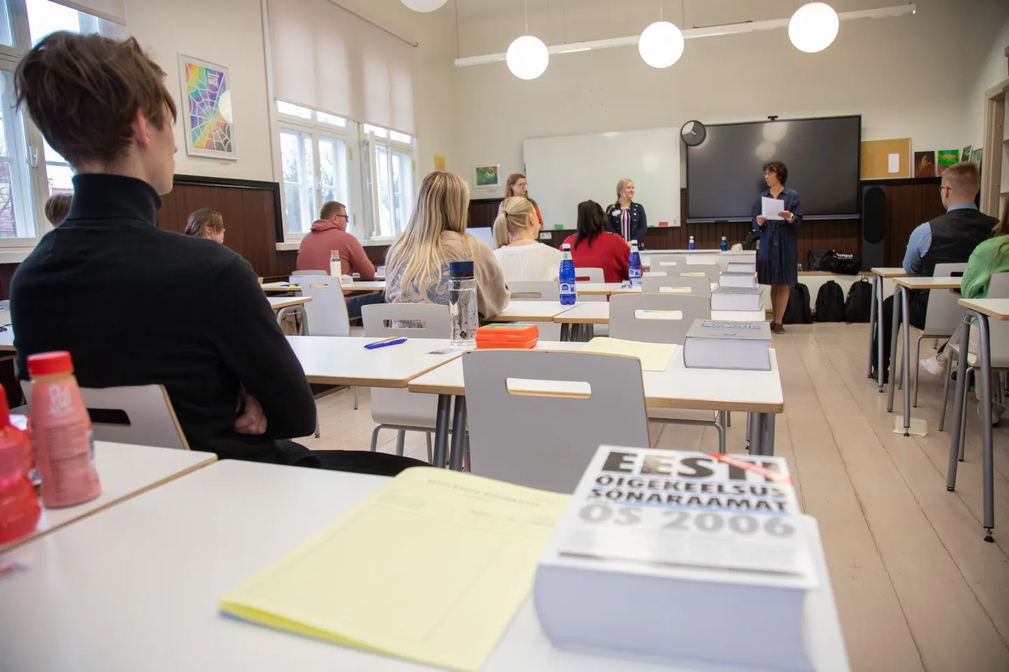 Eesti keele riigieksamile oli registreerunud 7450 eksamitegijat. Foto on tehtud Viljandi gümnaasiumis.