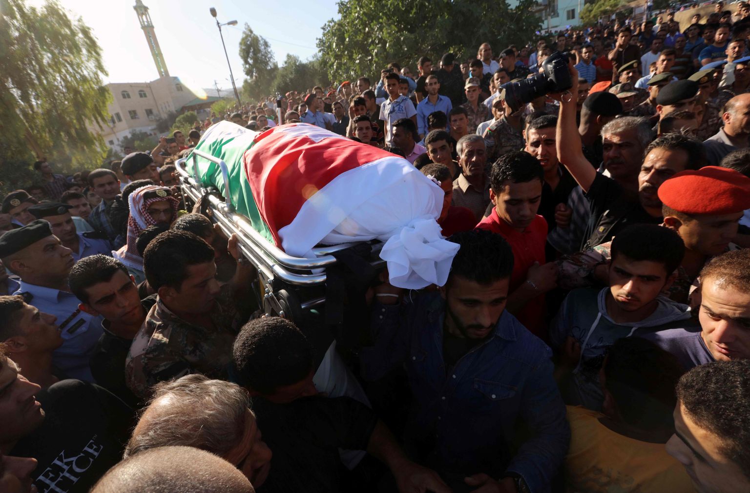 Jordaania sõdurid kannavad kamraadi kirstu, kes sai surma Rukbani piiriületuskohal kärgatanud plahvatuses.