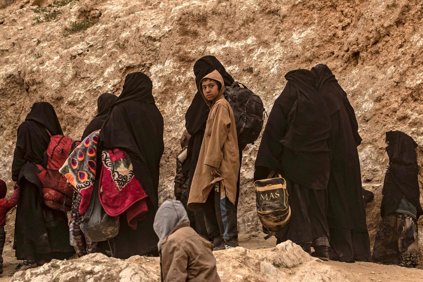 Äärmusrühmituse ISIS võitlejate perekonnad SDJ-i pealetungi ajal Baghouzist lahkumas.