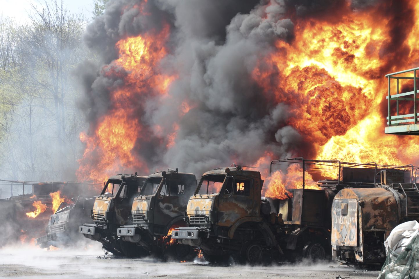 Rünnakus naftatehasele põlema süttinud Vene sõjaväesõidukid Donetski külje all Makijivkas.