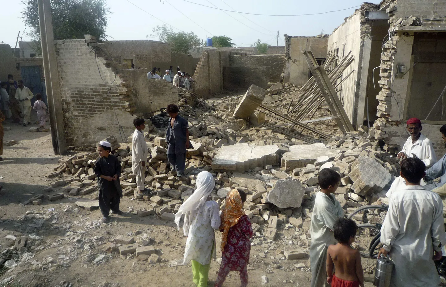 Dera Ismail Khani elanikud uurivad maja, mis kuulus Baitullah Mehsudi toetajatele.