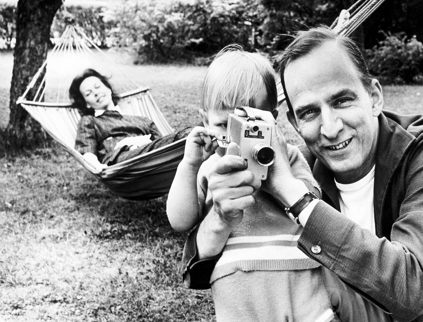 Daniel Bergman oma ema Käbi Laretei ja isa Ingmar Bergmaniga 1960. aastail.