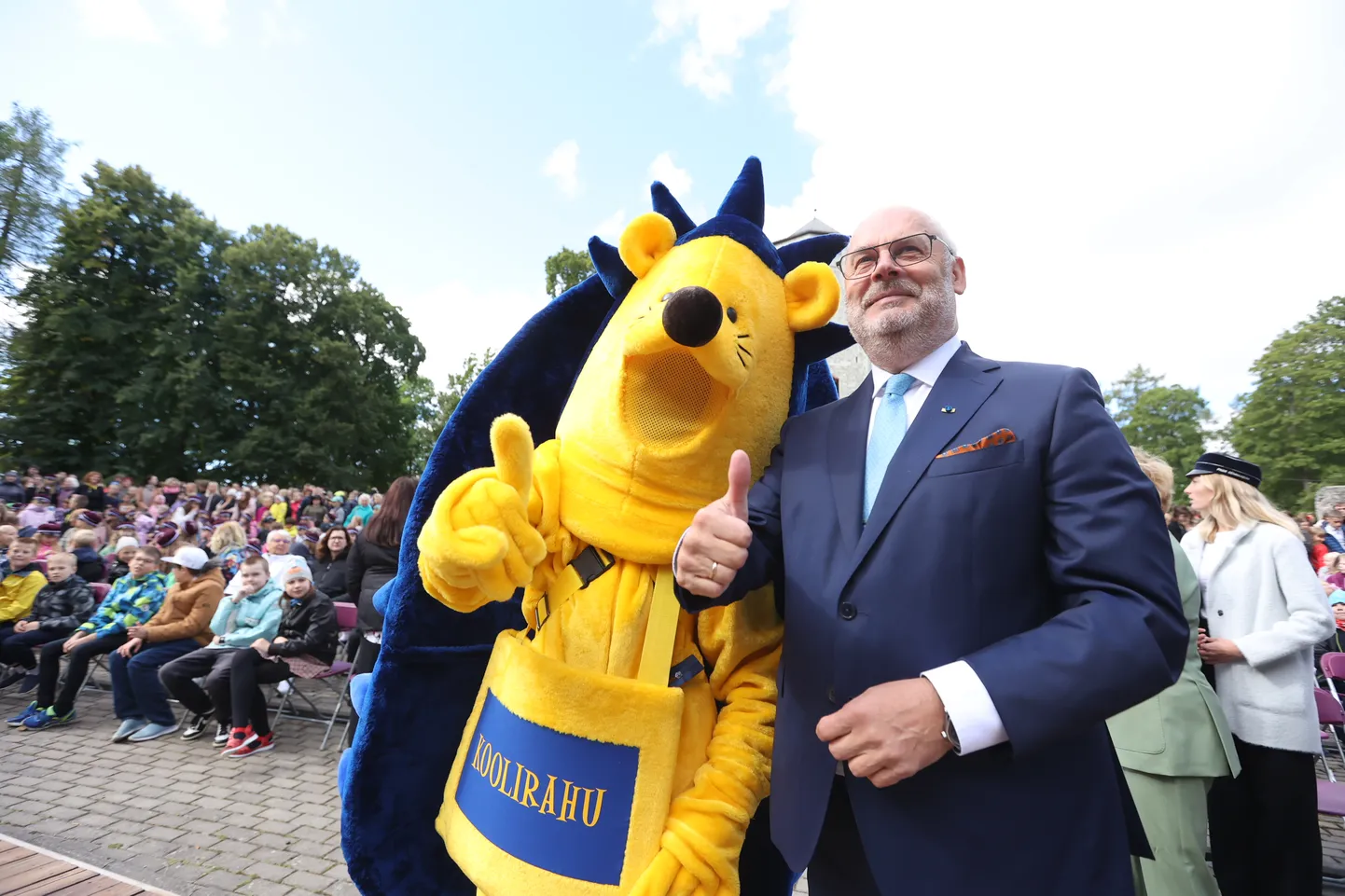 Koolirahu väljakuulutamine Paides.