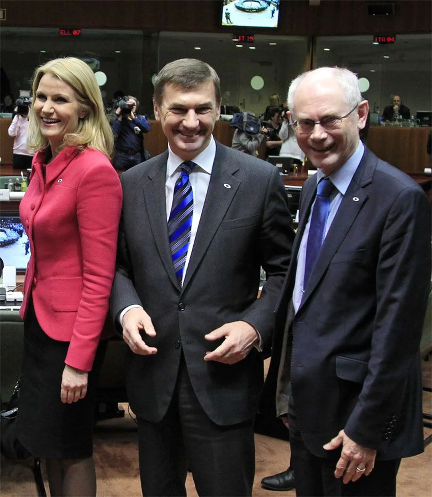 Peaminister Andrus Ansip ülemkogul Taani peaministri Helle Thorning Schmidti ja ülemkogu eesistuja Herman Van Rompuy vahel.