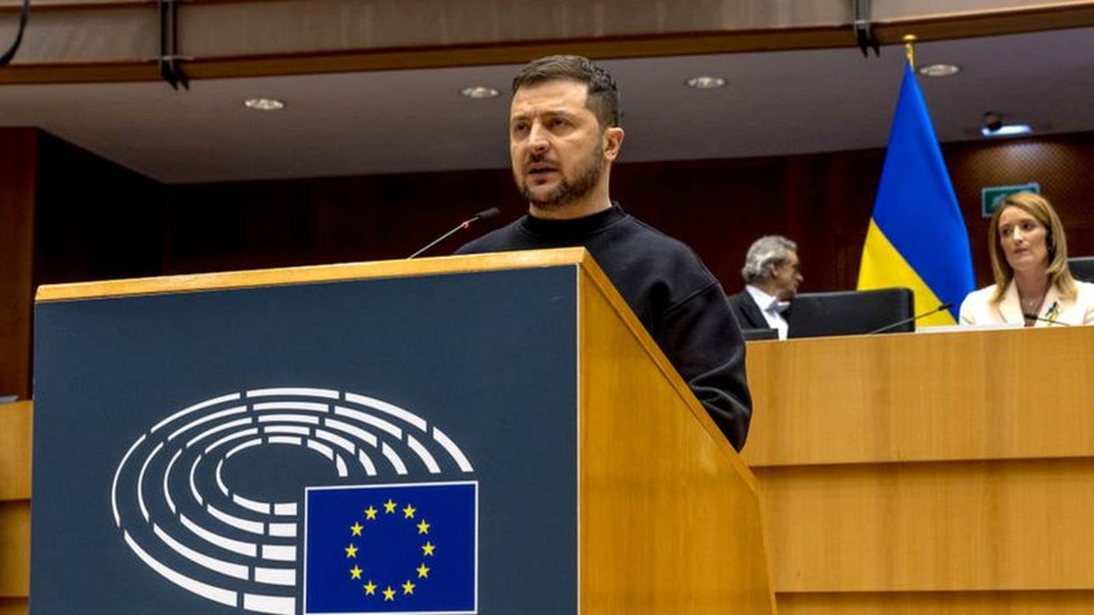 "Украина защищает Европу", - сказал Владимир Зеленский с трибуны Европарламента.