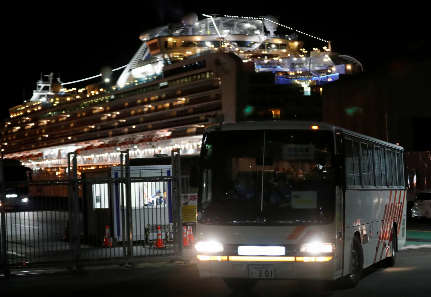 Пассажиры покидают Diamond Princess.