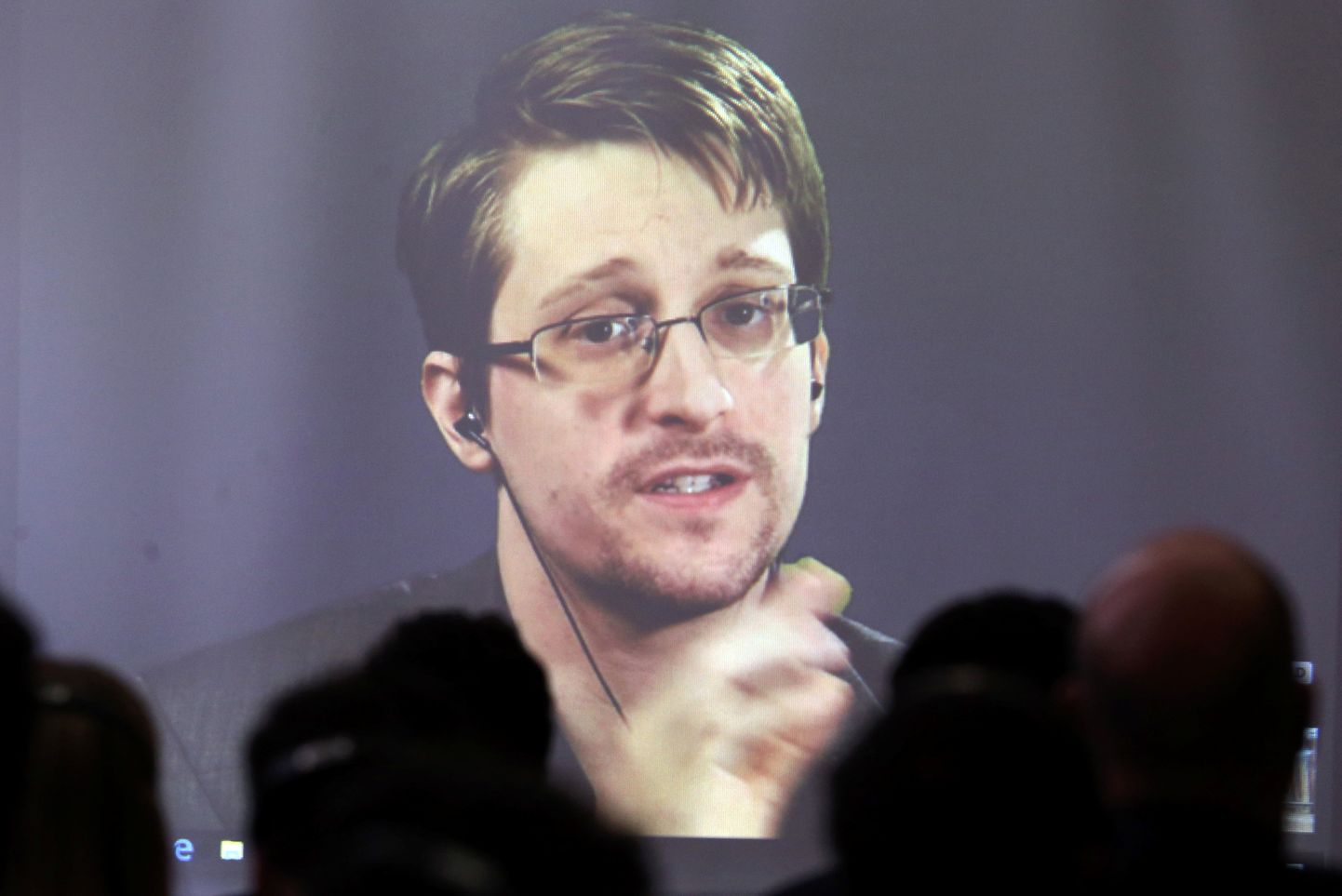 Edward Snowden videosilla vahendusel kõnelemas.