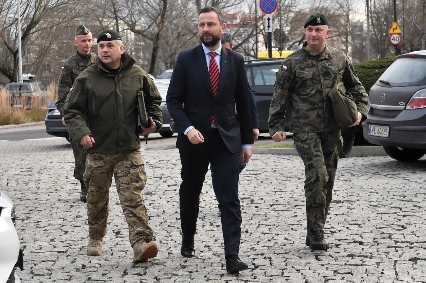 Polijas aizsardzības ministrs Vladislavs Kosinjaks-Kamišs, ģenerālštāba priekšnieks ģenerālis Vīslavs Kukula un spēku operācijas komandieris ģenerālis Macejs Klišs ierodas Nacionālajā drošības birojā Varšavā, Polijā