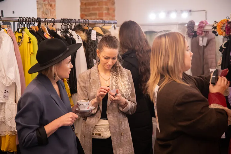 "Fashion BAR" Rīgā notiek slavenību Andele Mandele