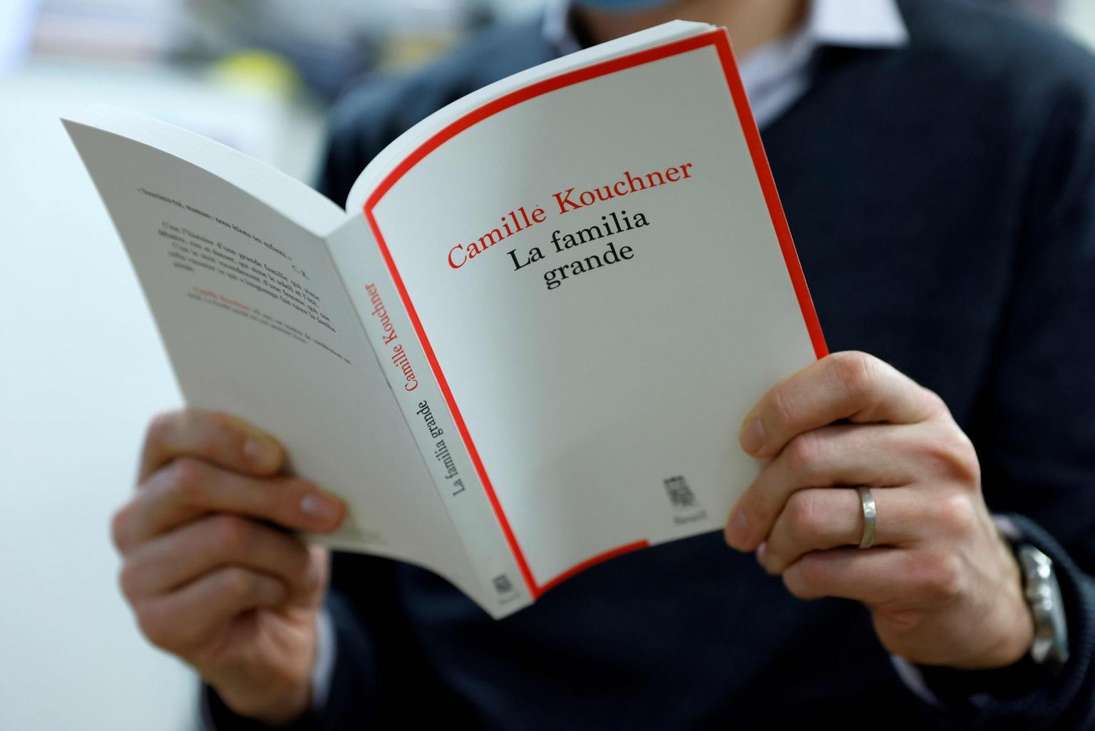 Jaanuari alguses ilmunud raamatus «La familia grande» kirjeldab tuntud akadeemikute ja poliitikute perekonnast pärit jurist Camille Kouchner, kuidas tema kasuisa Olivier Duhamel kuritarvitas mitme aasta jooksul tema kaksikvenda. Paljastus pani Prantsusmaal tuhandeid teisigi pedofiilia- ja intsestikuritegude ohvreid esile astuma ning sunnib nüüd poliitikuid seadusi karmistama.