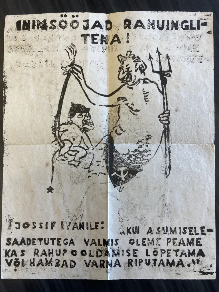 SMV lendlehel on karikatuurselt kujutatud Stalinit (paremal).