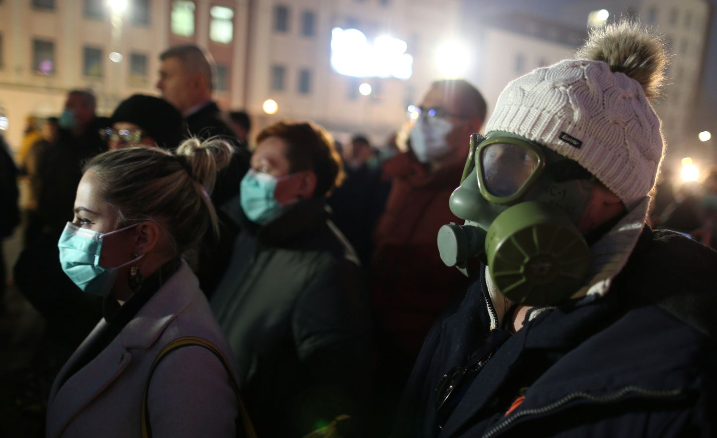 Bosnia ja Hertsegoviinas Tuzlas kogunesid üleeile sajad näo- ja gaasimaske kandnud inimesed, et nõuda võimudelt plaani, kuidas võidelda saastega.