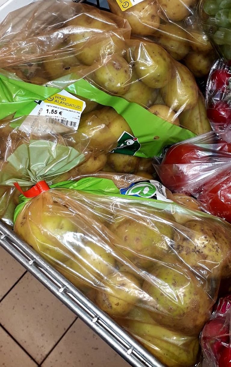 Rohelised kartulid olid eraldi kärus ja neid müüdi soodushinnaga.