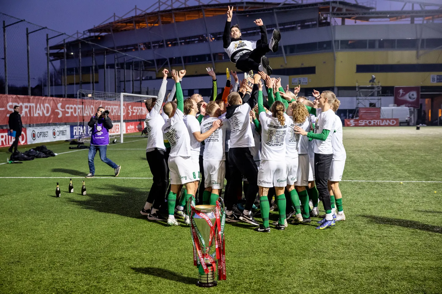 FC Flora mängijad viskavad õhku peatreener Jürgen Henni.