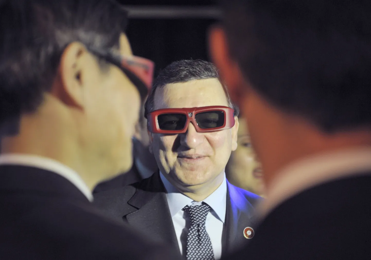 Euroopa Komisjoni president Jose Manuel Barroso 3D prillidega Belgia-Euroopa Liidu ühispaviljonis.