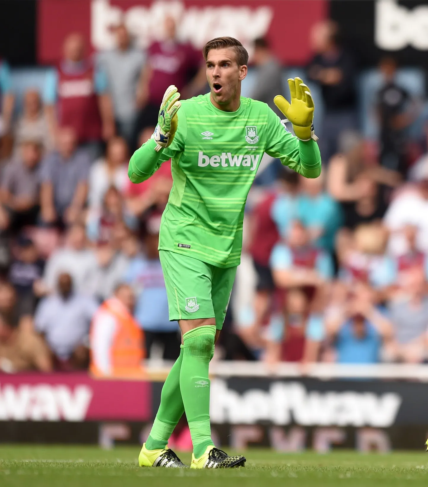 West Ham Unitedi väravavaht Adrian sai mängus Leicester City vastu punase kaardi.
