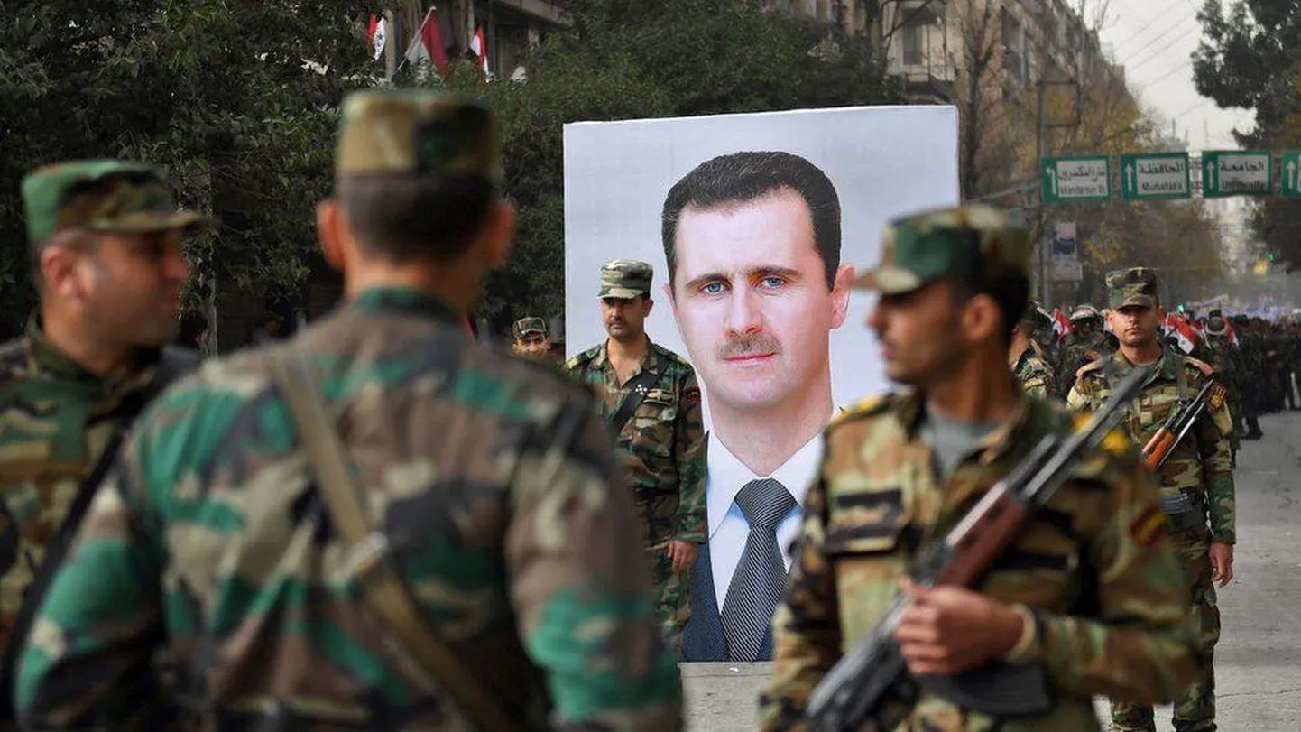 Сирийские военные на параде с портретом Ассада