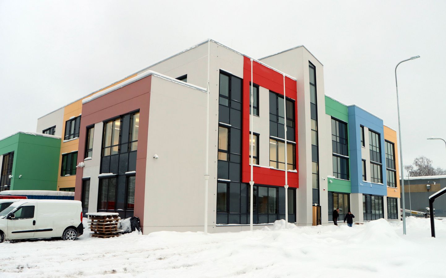 Õpilased ja õpetajad pääsevad Kohtla-Järve Kesklinna kooli uude majja, kui mööbel saab paigaldatud ja ehituse puudused kõrvaldatud.