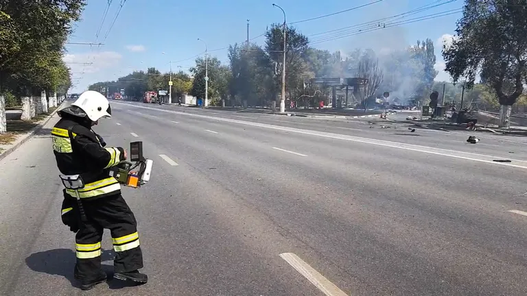 Пожарный на месте возгорания и взрыва газовой заправки в Волгограде.
