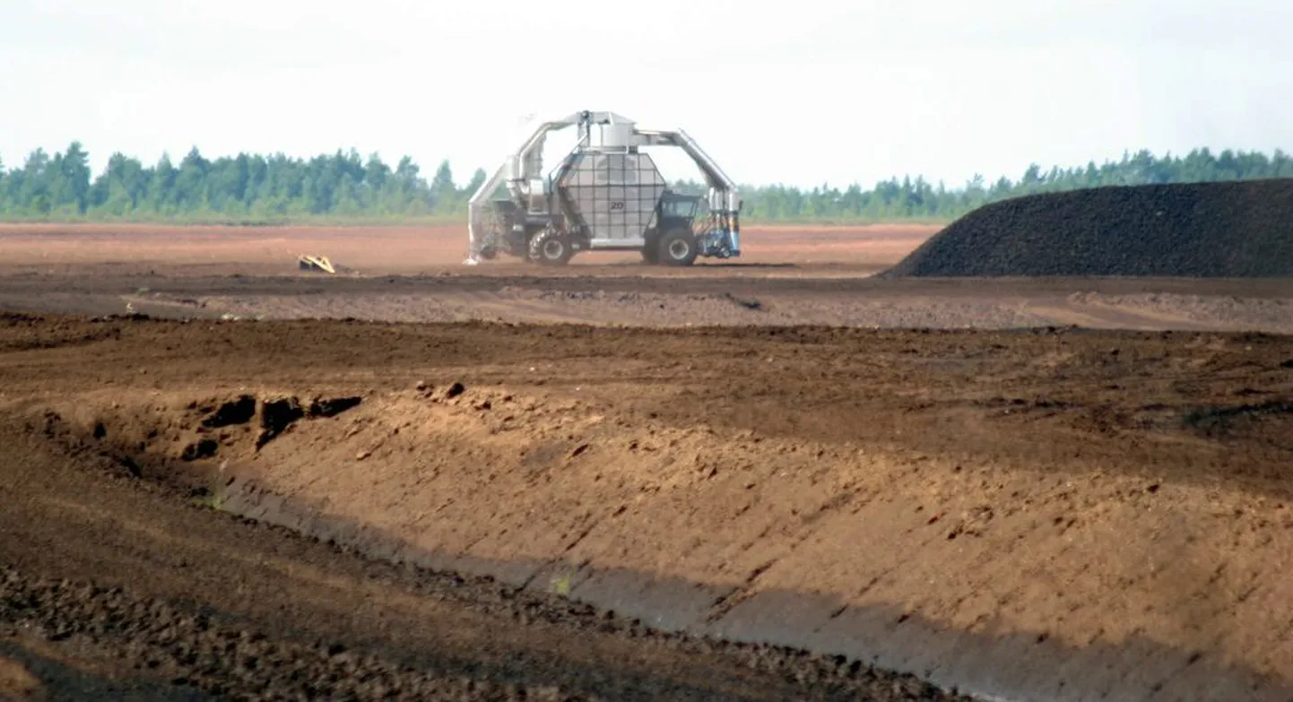 Töö Pärnumaa turbaväljal.